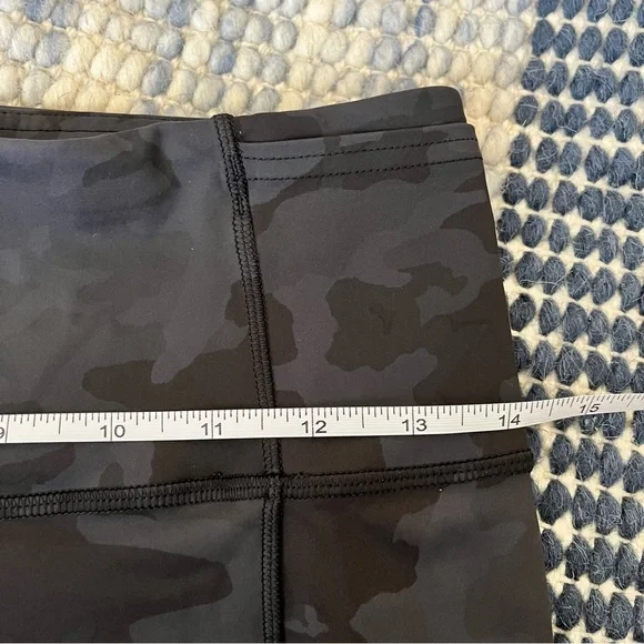 Lululemon Blue Black Camouflage Leggings size 8 side pockets fast and free crop - Picture 6 of 6